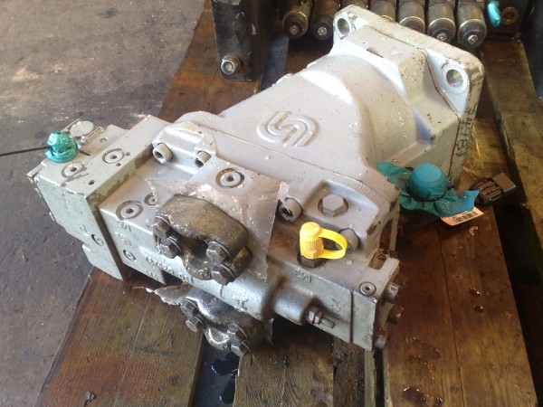 Timberjack 1270B Transmission pump and motor