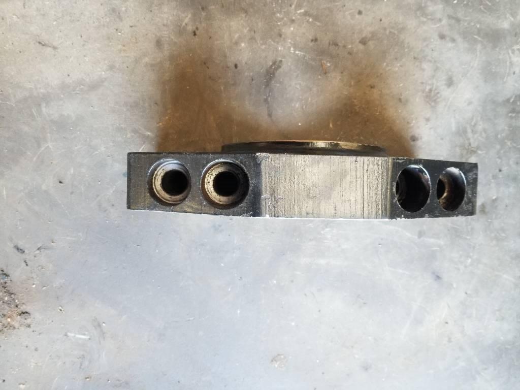 John Deere 1270G MAIN LIFT CYLINDER John Deere 1270G MAIN LIFT CYLINDER