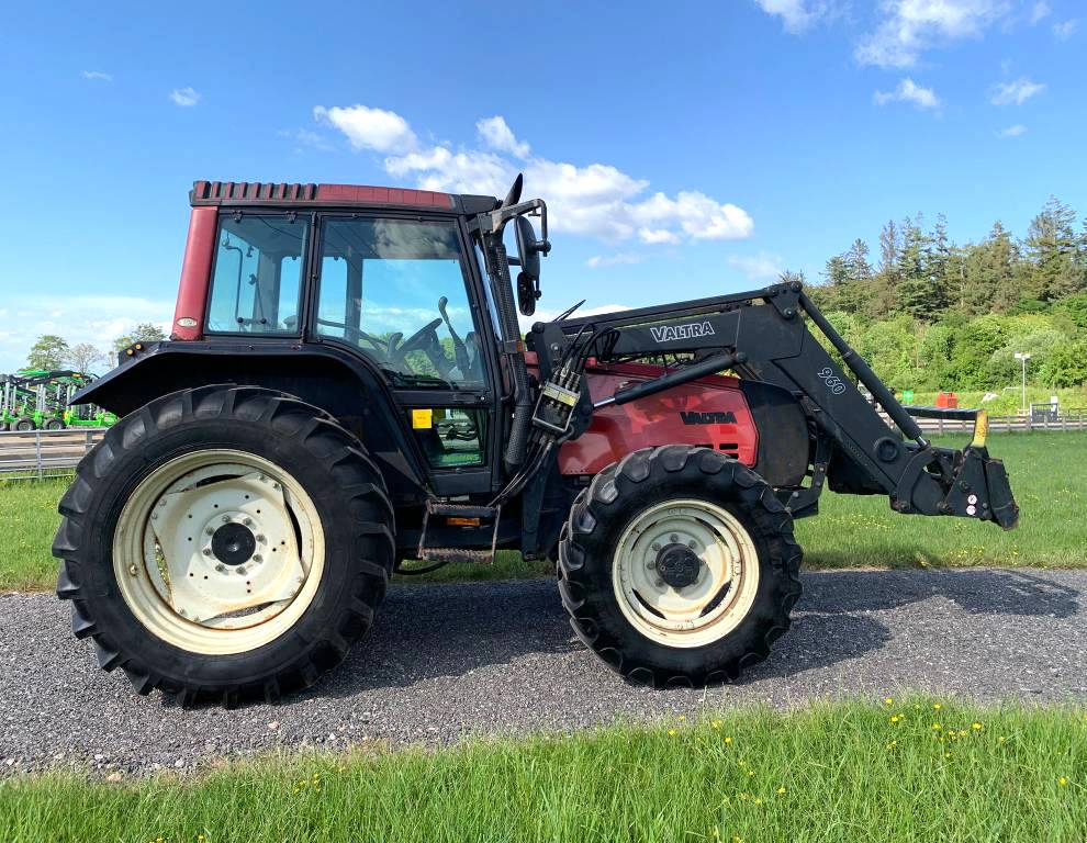Valtra 6550 Tractor with Front Loader Valtra 6550 Tractor with Front Loader