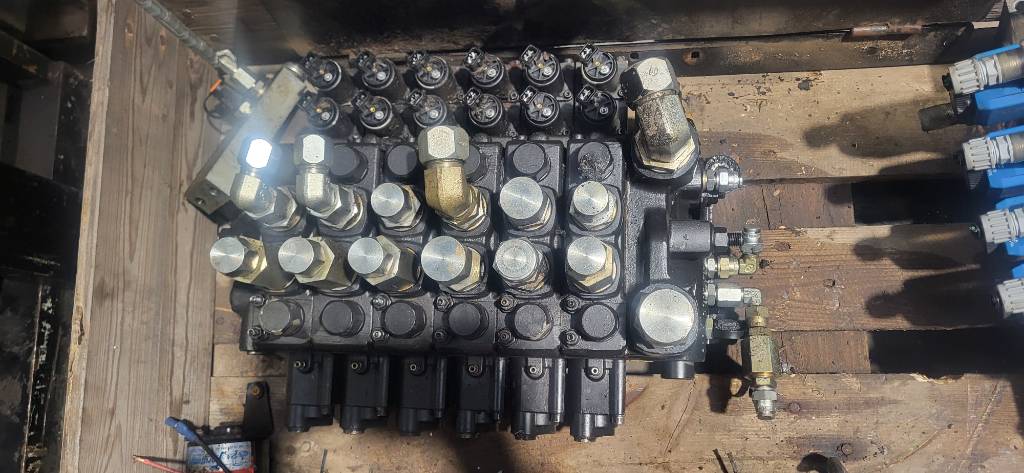 Logset 8H, CRANE VALVE BLOCK (K170LS)