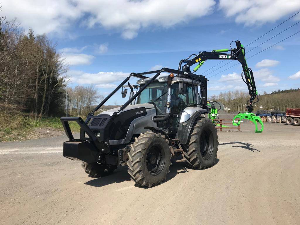 Valtra M130 w/ Botex 570 Roof mounted Loader Valtra M130 w/ Botex 570 Roof mounted Loader