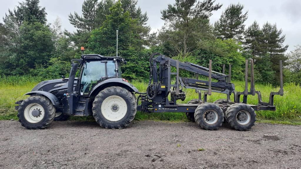 Valtra T174 TwinTrac + Kronos 140 4WD 8020L Trailer crane Valtra T174 TwinTrac + Kronos 140 4WD 8020L Trailer crane